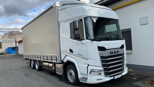 Vůz DAF XF s plachtovou nástavbou