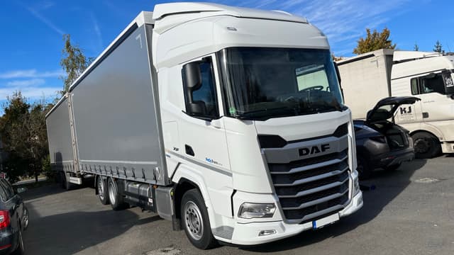 Velkoobjemová souprava DAF XF s přívěsem zepředu